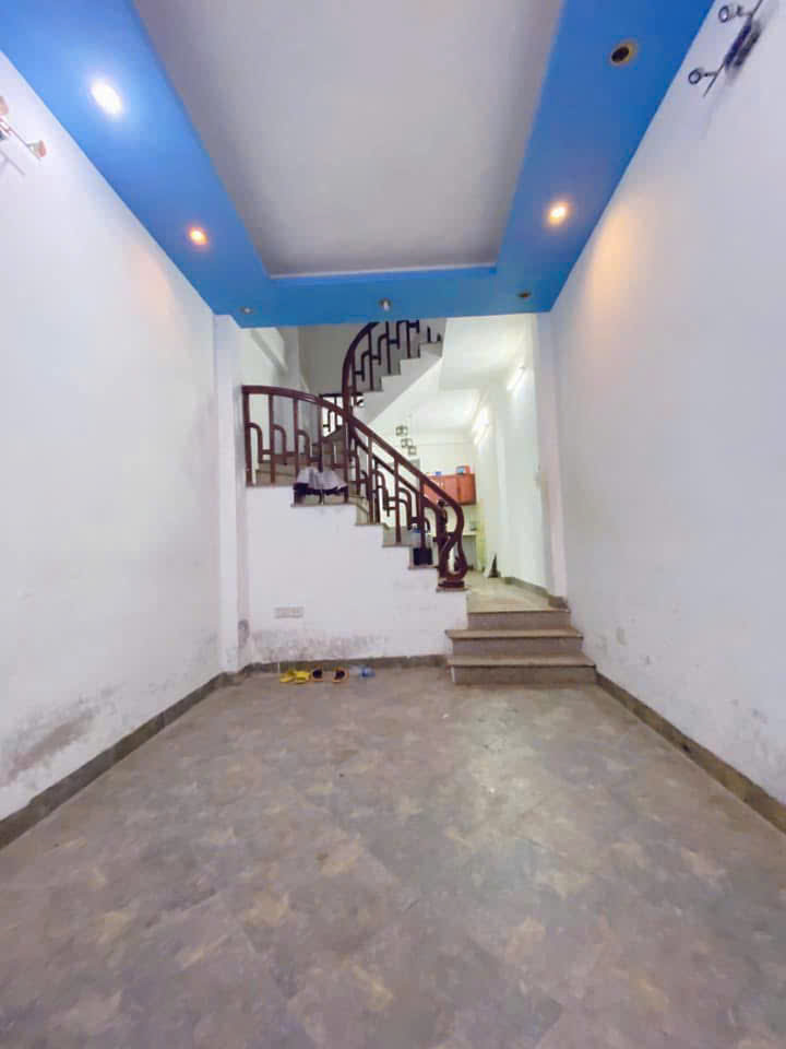 Cho thuê nhà nguyên căn ngõ 111 Giáp Bát 4 tầng x 35m2, 5 ngủ, 10.5tr ở gđ, nhóm - Ảnh chính